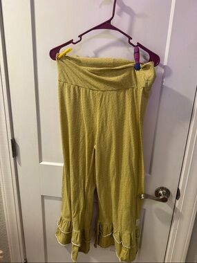 Women's Cropped Ruffle Hem Pants - Yellow